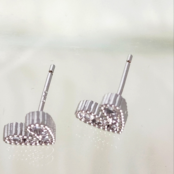 925 Sterling Heart  Simulated diamonds Beautiful Stud Earrings - Picture 3 of 8